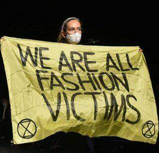 "Somos todos vítimas da moda": manifestante invade desfile da Dior em Paris