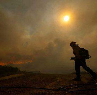 Incêndio violento na Califórnia deixa 60.000 evacuados