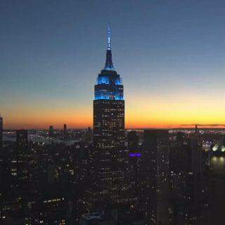 Empire State celebra 80 anos de John Lennon iluminado com símbolo da paz.