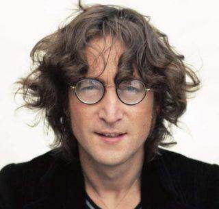 Empire State celebra 80 anos de John Lennon iluminado com símbolo da paz.