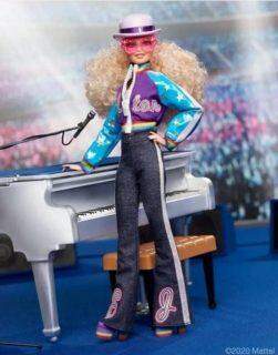 Elton John ganha boneca Barbie em sua homenagem