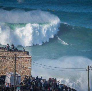 Elite do surfe está em Nazaré em busca de onda histórica.