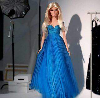 Claudia Schiffer ganha versões da Barbie em seu aniversário de 50 anos
