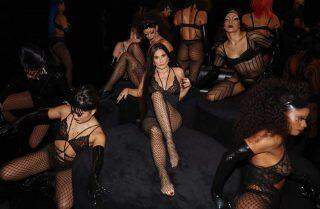 Demi Moore, aos 57, rouba cena em campanha de lingerie da Fenty de Rihanna.