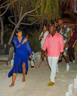 Kim Kardashian zombou da festa de seu "humilde" aniversário em uma ilha particular.
