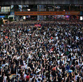 Centenas de pessoas ignoram proibição e protestam nas ruas de Bangcoc
