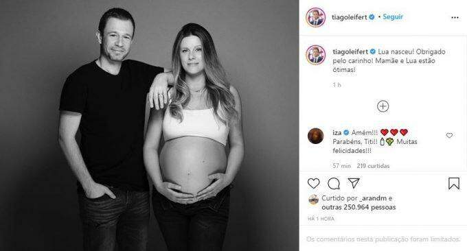 Mulher de Tiago Leifert dá à luz primeira filha do casal