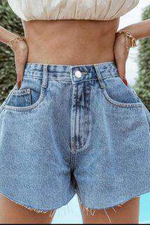 Short jeans godê, a peça polêmica desse verão