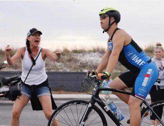 Chris Nikic se torna a primeira pessoa com síndrome de Down a terminar um triatlo Ironman