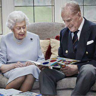 Rainha Elizabeth comemora 73 anos de casamento com príncipe Philip usando broche de lua de mel