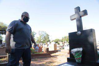 No Santo Antônio, famílias buscam amenizar saudade até mesmo de quem nem está enterrado em Campo Grande