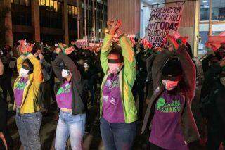 Mulheres pedem justiça por Mari Ferrer durante protesto.