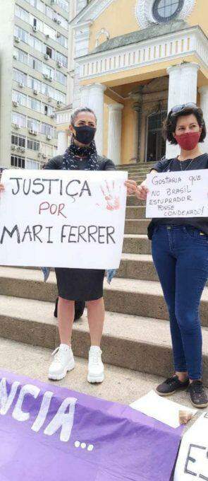 Mulheres pedem justiça por Mari Ferrer durante protesto.