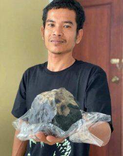 Homem fica milionário ao ter casa atingida por meteorito