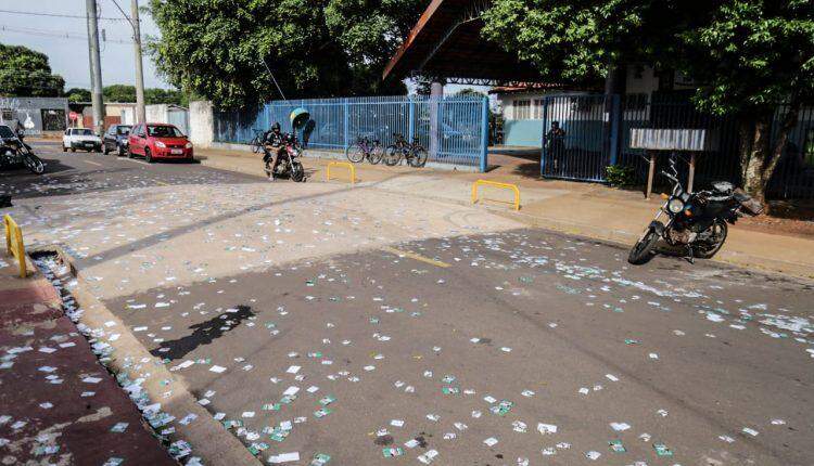 Sujeira e crime: eleitores flagram santinhos jogados em locais de votação de Campo Grande