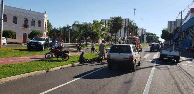 Acidente entre carro e moto deixa motociclista ferido na avenida Afonso Pena