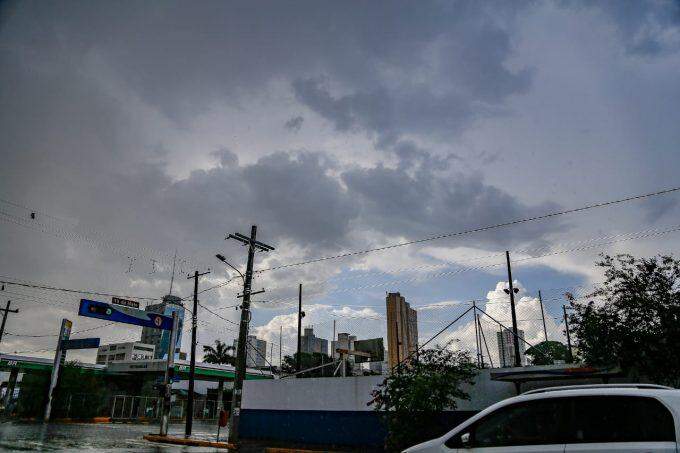 Chuva inesperada ameniza o calor e quase enche córrego de Campo Grande