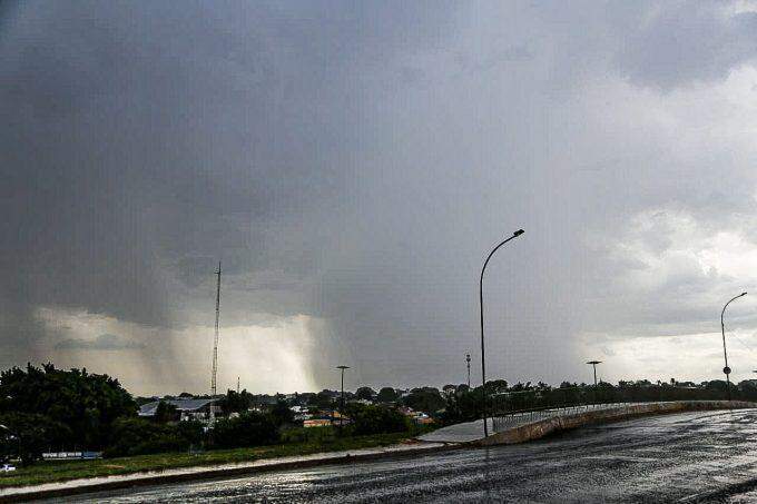 Chuva inesperada ameniza o calor e quase enche córrego de Campo Grande