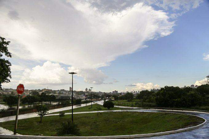 Chuva inesperada ameniza o calor e quase enche córrego de Campo Grande