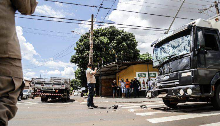 Passageiro fica retido em ferragens de caminhão após acidente na Avenida Guaicurus