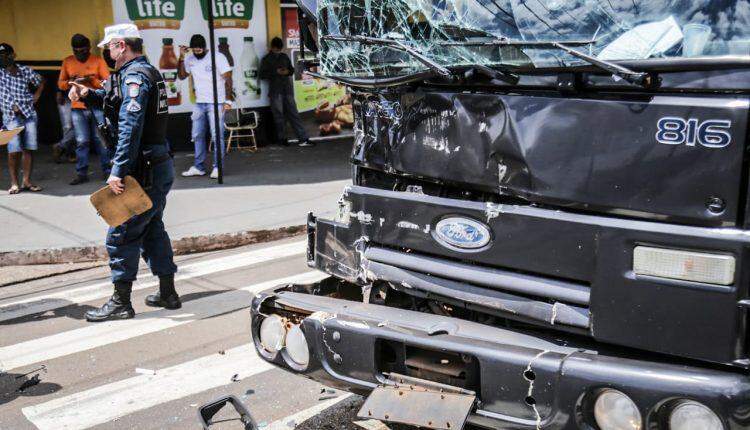 Passageiro fica retido em ferragens de caminhão após acidente na Avenida Guaicurus