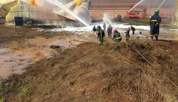 VÍDEO: Com ajuda da chuva, Bombeiros controlam incêndio em usina e buscam por funcionário
