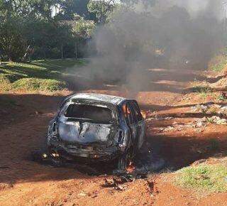 Dois carros são encontrados queimados na fronteira com o Paraguai