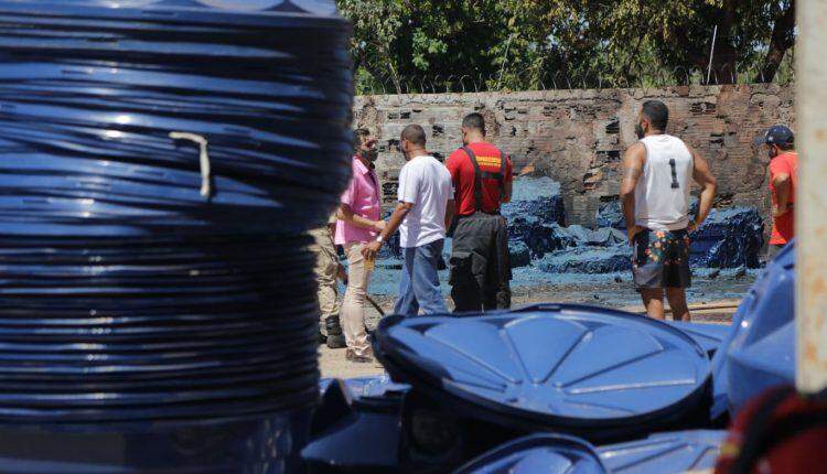 VÍDEO: Incêndio começou em caixas d'água de depósito e fumaça foi vista a quilômetros de distância