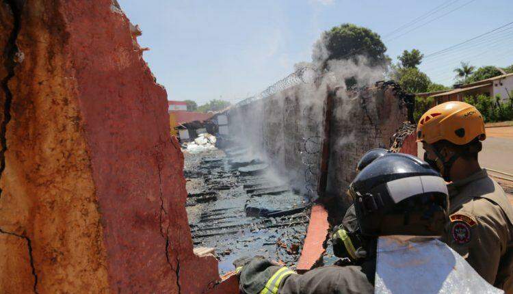 VÍDEO: Incêndio começou em caixas d'água de depósito e fumaça foi vista a quilômetros de distância