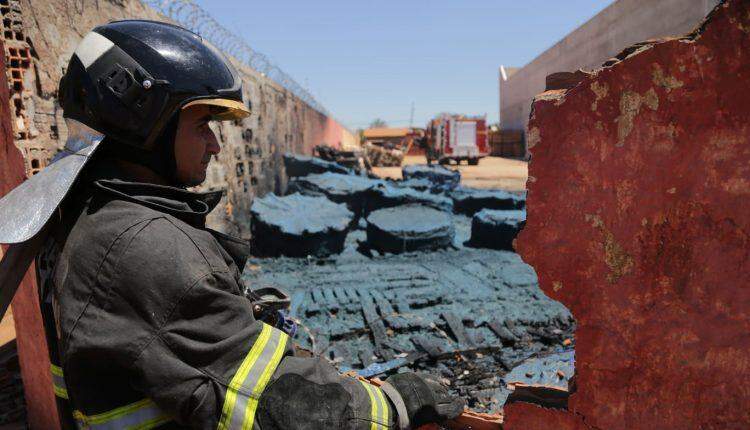 VÍDEO: Incêndio começou em caixas d'água de depósito e fumaça foi vista a quilômetros de distância