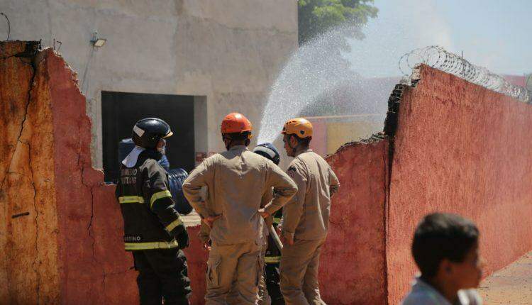 VÍDEO: Incêndio começou em caixas d'água de depósito e fumaça foi vista a quilômetros de distância