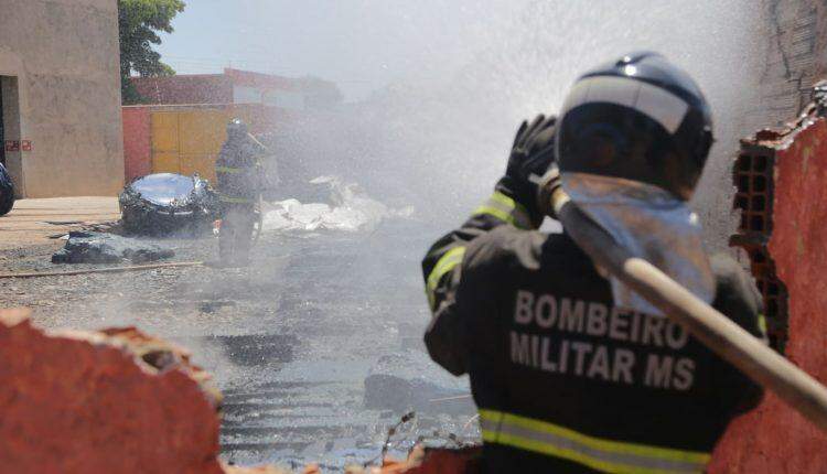 VÍDEO: Incêndio começou em caixas d'água de depósito e fumaça foi vista a quilômetros de distância