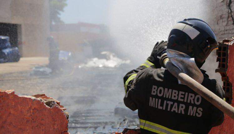 VÍDEO: Incêndio começou em caixas d'água de depósito e fumaça foi vista a quilômetros de distância