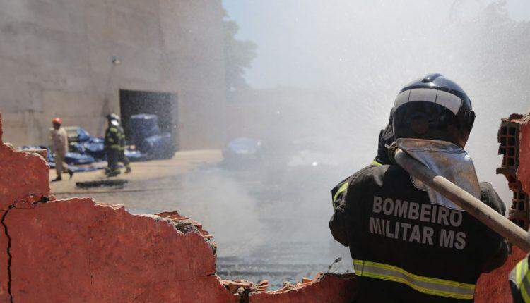 VÍDEO: Incêndio começou em caixas d'água de depósito e fumaça foi vista a quilômetros de distância