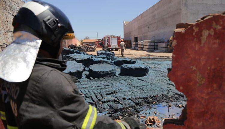 VÍDEO: Incêndio começou em caixas d'água de depósito e fumaça foi vista a quilômetros de distância