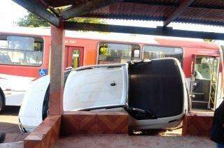 VÍDEO: carro é lançado em bar após colisão com ônibus e motorista foge em Campo Grande