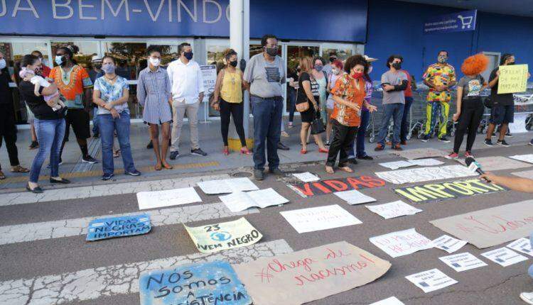 Supermercado de Campo Grande é alvo de protestos após morte de cliente no RS