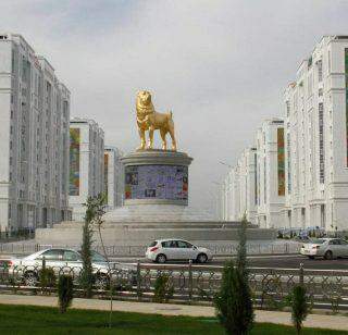 Turcomenistão ergueu uma grande estátua de um cão dourado