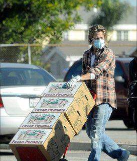 Brad Pitt foi flagrado ajudando a alimentar os necessitados no centro-sul de Los Angeles.