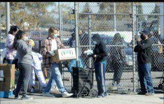Brad Pitt foi flagrado ajudando a alimentar os necessitados no centro-sul de Los Angeles.