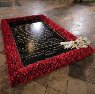Elizabeth II presta homenagem a soldados britânicos mortos nas guerras mundiais