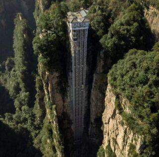 Elevador ao ar livre mais alto do mundo em um penhasco da China.