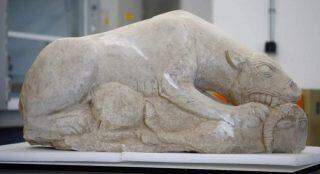 Espanhol se surpreende ao encontrar estátua de leoa de 2.500 anos.