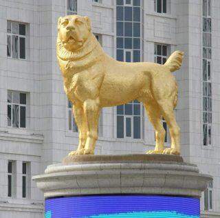 Turcomenistão ergueu uma grande estátua de um cão dourado