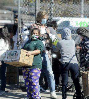 Brad Pitt foi flagrado ajudando a alimentar os necessitados no centro-sul de Los Angeles.