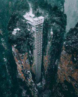 Elevador ao ar livre mais alto do mundo em um penhasco da China.