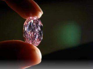 Maior diamante roxo-rosa já leiloado é vendido por R$ 143 milhões