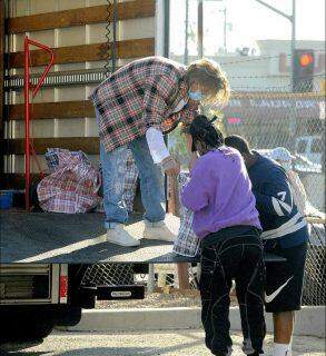 Brad Pitt foi flagrado ajudando a alimentar os necessitados no centro-sul de Los Angeles.