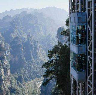 Elevador ao ar livre mais alto do mundo em um penhasco da China.