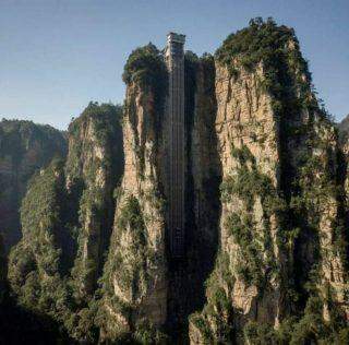 Elevador ao ar livre mais alto do mundo em um penhasco da China.